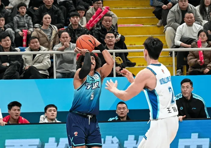 开云体育官方网站-鲁媒：青岛男篮整场都打得十分挣扎，外线迟迟找不到感觉