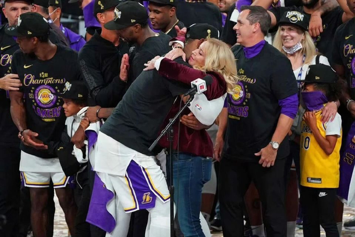 开云体育官方app-害！巴斯家族内斗，詹姆斯无辜躺枪|湖人|珍妮|洛杉矶快船队|洛杉矶湖人队|自由球员_新浪体育_新浪新闻